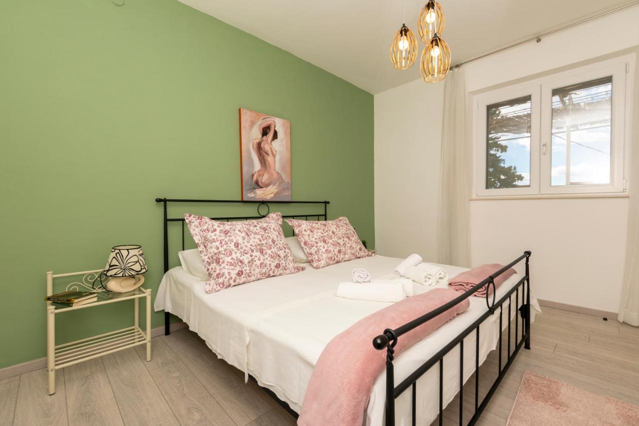 Apartments Villa White House Omiš Exteriér fotografie